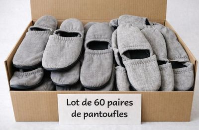 de nombreuses paires de chaussures dans une boîte sur laquelle est apposée une étiquette
