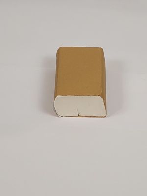 un petit livre marron posé sur une surface blanche