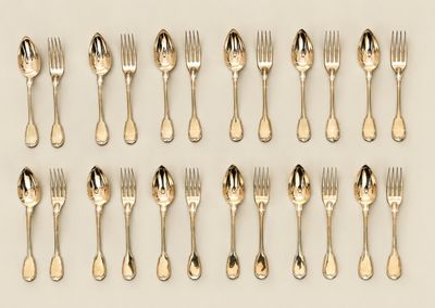 beaucoup de fourchettes et de cuillères sur la table