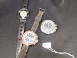 Deux montres sont posées sur un tissu noir, avec un cordon blanc