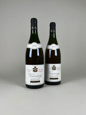 deux bouteilles de vin posées l'une à côté de l'autre sur une table