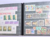 un livre ouvert sur lequel figurent des timbres et une horloge