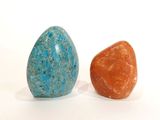 deux pierres de couleurs différentes posées l'une à côté de l'autre sur une surface blanche