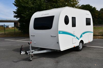 une photo d'une caravane garée sur un parking