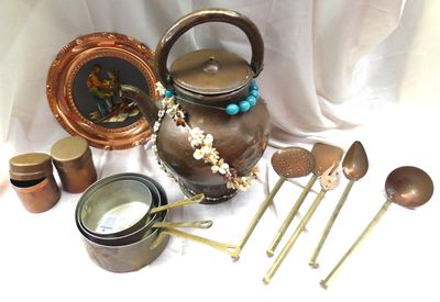 un grand nombre d'objets posés sur une table