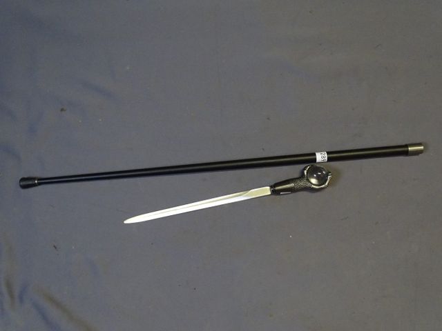 CAT D : Canne épée de fabrication moderne. Pommeau en métal finit...