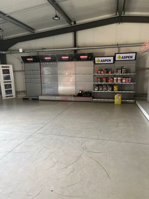 un garage avec beaucoup d'objets sur les étagères
