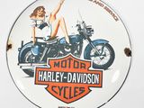 une assiette sur laquelle est représentée une femme à moto