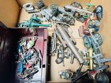 une boîte en carton remplie de jouets assortis et d'autres objets