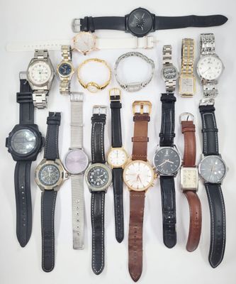 de nombreux modèles de montres exposés sur un fond blanc