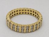 gros plan d'une bague en or et diamants sur une surface blanche
