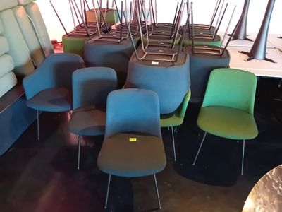 le nombre de chaises qui sont assises ensemble dans une pièce