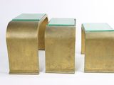 trois tables d'appoint en métal doré et en verre, avec un plateau en verre