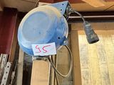 une lampe bleue suspendue au plafond