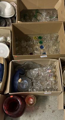 de nombreuses caisses de bouteilles en plastique vides par terre