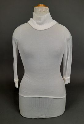 COURREGES, PARIS. Lot de deux pulls à col roulé en maille sy…