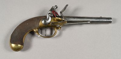 gros plan d'un fusil jouet sur une surface blanche
