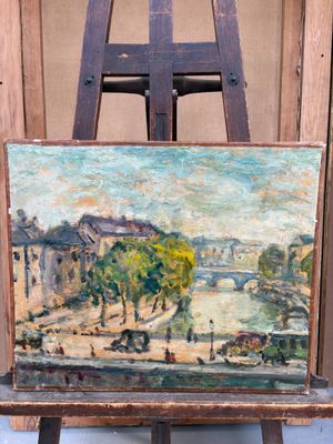 une peinture à l'huile représentant une scène urbaine, posée sur un chevalet devant un immeuble