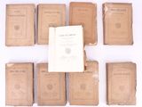 plusieurs vieux livres posés les uns sur les autres sur une table