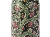 un vase avec un motif floral sur fond blanc
