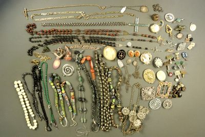 plusieurs types de colliers et de bracelets différents disposés sur une table