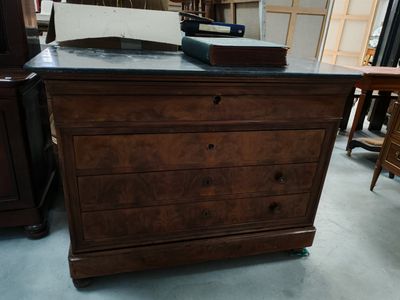 une commode surmontée d'un miroir dans une pièce