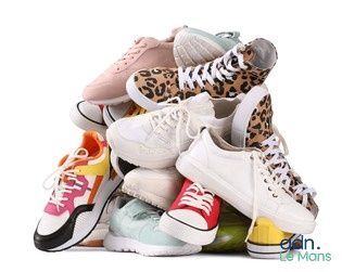 une pile de chaussures empilées les unes sur les autres