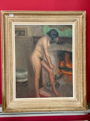 un tableau représentant une femme nue debout devant une cheminée
