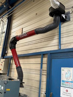 un tuyau rouge fixé sur le côté d'un immeuble