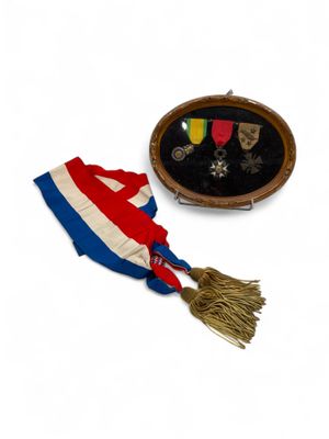 deux médailles et une médaille sur fond blanc