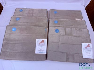 quatre morceaux de tissu posés sur une table, accompagnés d'étiquettes