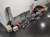 un grand nombre d'outils posés sur le sol