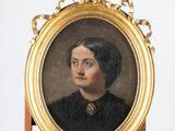portrait d'une femme en robe noire dans un cadre doré