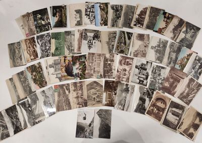 un lot de vieilles photos en noir et blanc sur une table