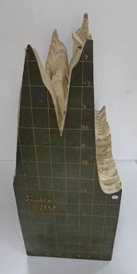 Coupe ou graphique ? en bois compressé et peint.