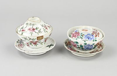 paire de tasses à thé et soucoupes en porcelaine chinoise ornées de motifs floraux