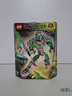La boîte de Lego Bionicle est ouverte et prête à être utilisée pour jouer.