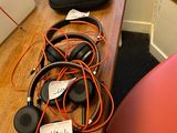 une table sur laquelle sont posés un casque audio et un sac