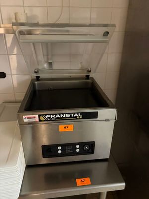 une image d'une friteuse commerciale dans une cuisine commerciale
