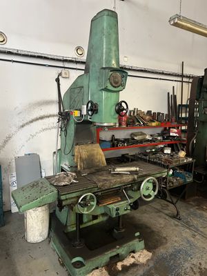 une grande machine installée dans une pièce