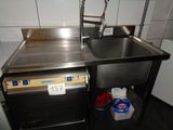 un évier en inox et un lave-vaisselle dans une cuisine