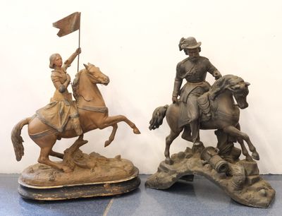 deux statues représentant un homme à cheval et une femme à cheval