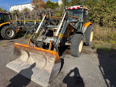 deux tracteurs garés l'un à côté de l'autre sur le bord de la route
