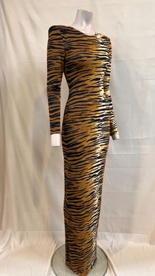 une photo d'un mannequin portant une robe à imprimé tigre