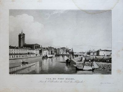 une photo en noir et blanc d'une rivière sur laquelle on voit des bateaux