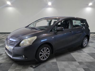 a picture of a grey car in a showroom
