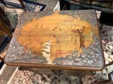 une table en bois sur laquelle est posée une carte
