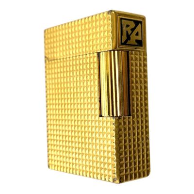 un gros plan d'un briquet avec un capuchon doré sur fond blanc
