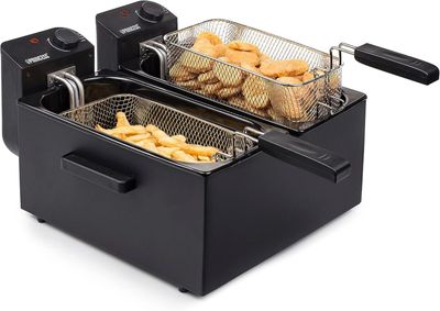 un gros plan d'une friteuse contenant des frites