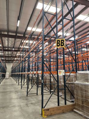 un grand entrepôt rempli d'étagères et de palettes